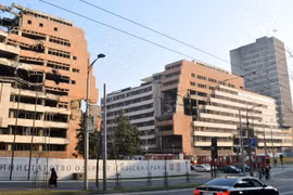 Phần còn lại của tòa nhà Bộ Quốc phòng ở Belgrade từng bị NATO ném bom năm 1999, ảnh chụp vào ngày 23/3/2015 (Ảnh: Getty)