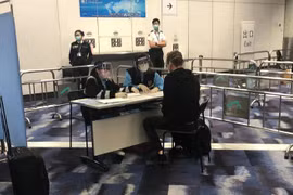Nhân viên chuyên trách cách ly cuar Hong Kong phỏng vấn nhà báo Will Ripley của hãng CNN (Ảnh: CNN)