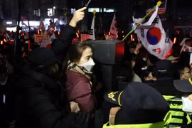 Những người ủng hộ Tổng thống Yoon Suk Yeol biểu tình bên ngoài Tòa án Quận phía Tây Seoul ở Seoul, Hàn Quốc, ngày 18/1. Ảnh: Getty.