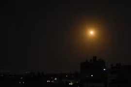 Nhiều rocket được cho là phóng từ Dải Gaza sang lãnh thổ Israel trong đêm 30/1 (Ảnh: RT)