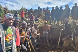 Người dân địa phương tụ tập tại khu vực lở đất ở Maip Mulitaka, tỉnh Enga, Papua New Guinea ngày 24/5 (Ảnh: Reuters)