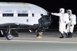 X-37B trở về sau 908 ngày hoạt động trên quỹ đạo Trái Đất (Ảnh: Wired)