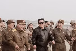 Lãnh đạo Triều Tiên Kim Jong-un cùng các tướng lĩnh quân đội trong vụ phóng thử nghiệm tên lửa hôm 24/3 (Ảnh: KCNA)