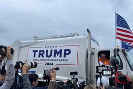 Ông Trump lái xe chở rác đến một sự kiện vận động tranh cử (Ảnh: RT)
