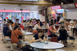 Giá thực phẩm tại các trung tâm bán hàng nổi tiếng của Singapore đã tăng 15% từ năm 2019 đến năm 2023 (Ảnh: Nikkei)