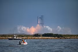 Tên lửa SpaceX Starship phóng từ Starbase, Texas, nhìn từ Đảo South Padre trong hôm 27/5. Ảnh: AFP.