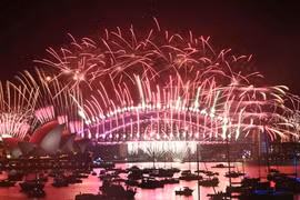Pháo hoa thắp sáng bầu trời lúc nửa đêm trên Cầu cảng Sydney và Nhà hát Opera Sydney trong lễ kỷ niệm Ngày đầu năm mới 2025 vào ngày 1/1/2025. Ảnh: AFP.