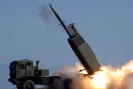 Hệ thống pháo phản lực phóng loạt cơ động cao HIMARS được Mỹ bán cho Đài Loan (Ảnh: Dwnews).
