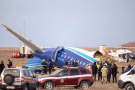 Các mảnh vỡ của chiếc máy bay của hãng hàng không Azerbaijan Airlines sau vụ tai nạn ở Kazakhstan. Ảnh: AFP.
