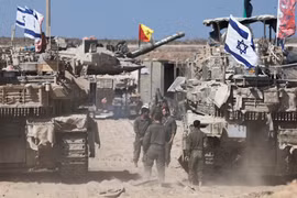 Binh sĩ Israel đứng cạnh xe tăng gần biên giới Israel-Gaza, tại Israel, ngày 19/10. Ảnh: Reuters.