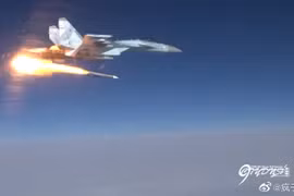 Chiến đấu cơ Su-35S của Nga đang phóng tên lửa tầm xa. Ảnh: Eurasian Times.