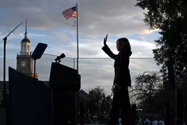 Phó Tổng thống Kamala Harris sau khi có bài phát biểu thừa nhận thất bại hôm 6/11 (Ảnh: WSJ)