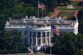 Quốc kỳ Mỹ tung bay bên ngoài Nhà Trắng vào ngày 19/6 tại Washington, DC. Ảnh: Getty.