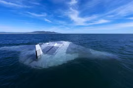 Một UUV Manta Ray nằm trên mặt nước giữa các lần lặn thử nghiệm ngoài khơi bờ biển South California (Ảnh: CNN)