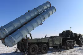 Bệ phóng thuộc hệ thống phòng không tầm xa S-400. Ảnh: MW.