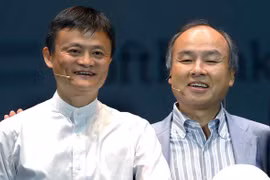 Masayoshi Son (phải) và Jack Ma tại một cuộc họp báo ở Maihama, Nhật Bản tháng 6/2020 (Ảnh: AP)