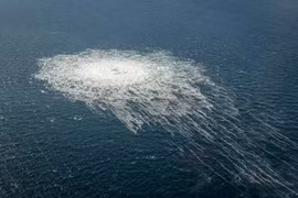 Các bong bóng khí từ vụ rò rỉ đường ống Nord Stream 2 trên bề mặt Biển Baltic trong khu vực có đường kính hơn 1 km gần Bornholm, Đan Mạch, ngày 27/9/2022. Ảnh: Reuters.