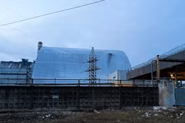 Tổng thống Ukraine Volodymyr Zelensky cho biết một UAV của Nga đã tấn công nhà máy điện hạt nhân bị phá hủy ở Chernobyl gần biên giới Ukraine với Belarus vào tối 13/2. Ảnh: CNN.