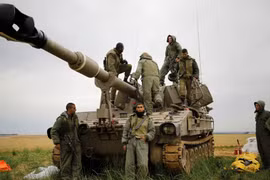 Binh sĩ Israel tại khu vực gần biên giới với Dải Gaza (Ảnh: RT)
