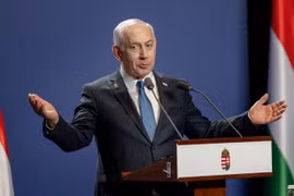 Thủ tướng Israel Benjamin Netanyahu phát biểu trong cuộc họp báo cùng người đồng cấp Hungary Viktor Orban tại Budapest. Ảnh: Getty.