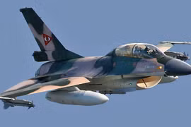 Một chiếc F-16B của Không quân Venezuela. Ảnh: MW.