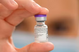 Vaccine ngừa COVID-19 có tên gọi BNT162b2 của Pfizer/BioNTech (Ảnh: FT)