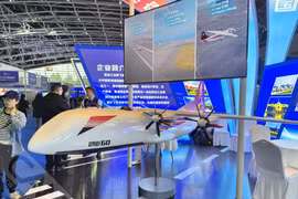 Mô hình thu nhỏ của máy bay chở hàng không người lái hạng nặng Ibis Shadow 60. Ảnh: Defense Blog.