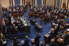 Các nhà lập pháp tại Thượng viện tuyên thệ, bắt đầu phiên xét xử Tổng thống Trump (Nguồn: Axios)