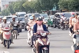 Hôm nay, người dân TP.HCM tiếp tục lưu thông trên đường trong không khí mù mịt