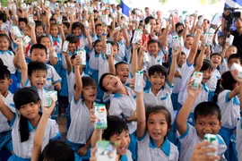 Mỗi ngày trên địa bàn TP. Hà Nội có trên 1 triệu trẻ em (chiếm tỷ lệ gần 90%) uống sữa theo chương trình Sữa học đường. Ảnh: Ngọc Minh
