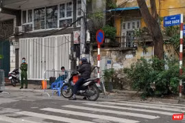 Phố Trúc Bạch - nơi sinh sống của người mắc SARS-CoV-2 thứ 17 của Việt Nam đang sinh sống đã bị phong tỏa, cách ly từ tối 6/3. Ảnh: Anh Lê.