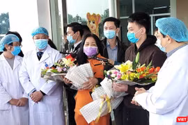Bệnh nhân mắc COVID-19 được điều trị khỏi hoàn toàn và ra viện trong niềm hân hoan. Ảnh: Minh Thúy