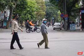 Theo ghi nhận, đã có hàng trăm người dân được nhắc nhở và đã chấp hành nghiêm yêu cầu của lực lượng chức năng.