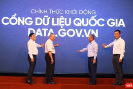Thứ trưởng Nguyễn Thành Hưng và các đại biểu chính thức khởi động Cổng dữ liệu quốc gia data.gov.vn. 