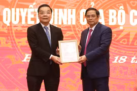 Trưởng Ban Tổ chức T.Ư Phạm Minh Chính trao quyết định điều động ông Chu Ngọc Anh. Ảnh: UBND TP. Hà Nội.
