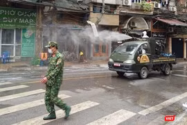 Phun khử trùng trên phố Trúc Bạch, sau khi phát hiện ca nhiễm COVID-19 sinh sống tại đây. Ảnh: Bình An