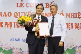 Thứ trưởng Bộ Y tế Nguyễn Trường Sơn trao quyết định bổ nhiệm PGS.TS Đào Xuân Cơ. Ảnh: bachmai.gov.vn.