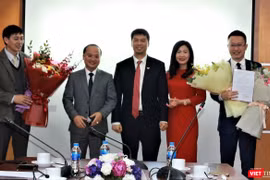 Phó Tổng Giám đốc Đài Tiếng nói Việt Nam Ngô Minh Hiển (giữa) và Giám đốc Đài VTC Trần Văn Thành (thứ hai trái sang) trao quyết định bổ nhiệm và hoa chúc mừng Phó Giám đốc Đài VTC Nguyễn Văn Bình (bìa trái) và Lương Minh Đức (bìa phải).