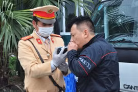 Công tác kiểm soát nồng độ cồn của lực lượng chức năng nhận được ủng hộ, đồng thuận cao của người dân. Ảnh: Cục CSGT.