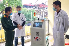 Robot vận chuyển Vibot-1a có thể làm việc liên tục 12 giờ và tự động tìm về trạm để sạc khi cạn nguồn.