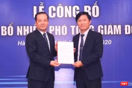 Chủ tịch VNPT Phạm Đức Long trao quyết định bổ nhiệm ông Nguyễn Đình Danh (phải) làm Phó Tổng Giám đốc Tập đoàn VNPT.