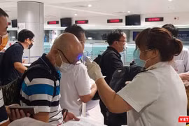 Kiểm dịch Y tế tại sân bay Tân Sơn Nhất. Ảnh: N.T.