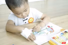 Học sinh nhỏ của Lớp học hạnh phúc say mê tô màu bất chấp kim truyền xuyên vào da thịt.