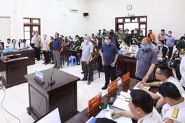 Cựu Thứ trưởng Bộ Quốc phòng, Đô đốc Nguyễn Văn Hiến là người ngoài cùng, bên trái của hàng bị cáo. Ảnh: BQP.