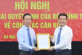 Ông Võ Văn Thưởng - Ủy viên Bộ Chính trị, Bí thư Trung ương Đảng, Trưởng Ban Tuyên giáo Trung ương - đã trao quyết định của Bộ Chính trị cho ông Nguyễn Hồng Diên. Ảnh: Tuyengiao.vn