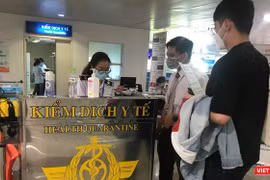 Hành khách được kiểm dịch y tế tại sân bay Tân Sơn Nhất. Ảnh: Toàn Trân