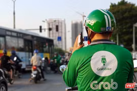 Tài xế GrabBike vừa lái xe vừa thực hiện cuộc gọi là lỗi phổ biến. 
