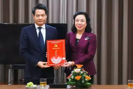 Phó Bí thư Thường trực Thành ủy Ngô Thị Thanh Hằng trao quyết định bổ nhiệm cho ông Nguyễn Quang Đức. (Ảnh: UBND TP. Hà Nội)