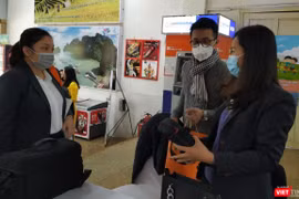 Mọi người dân bắt buộc đeo khẩu trang khi đến chỗ đông người. Ảnh: Anh Lê.