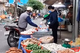 Cuộc sống của nhiều người lao động càng trở nên khó khăn hơn do ảnh hưởng của dịch COVID-19.